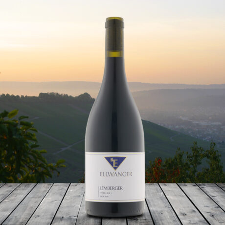 2023er<br>LEMBERGER<br>*Steillage*<br>trocken<br>DEHOGA Gewinner "Wein des Monats Dezember"